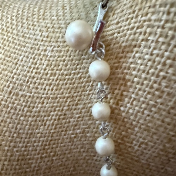 Elegant Natural White Fresh Water Pearl Necklace - Picture 3 of 3